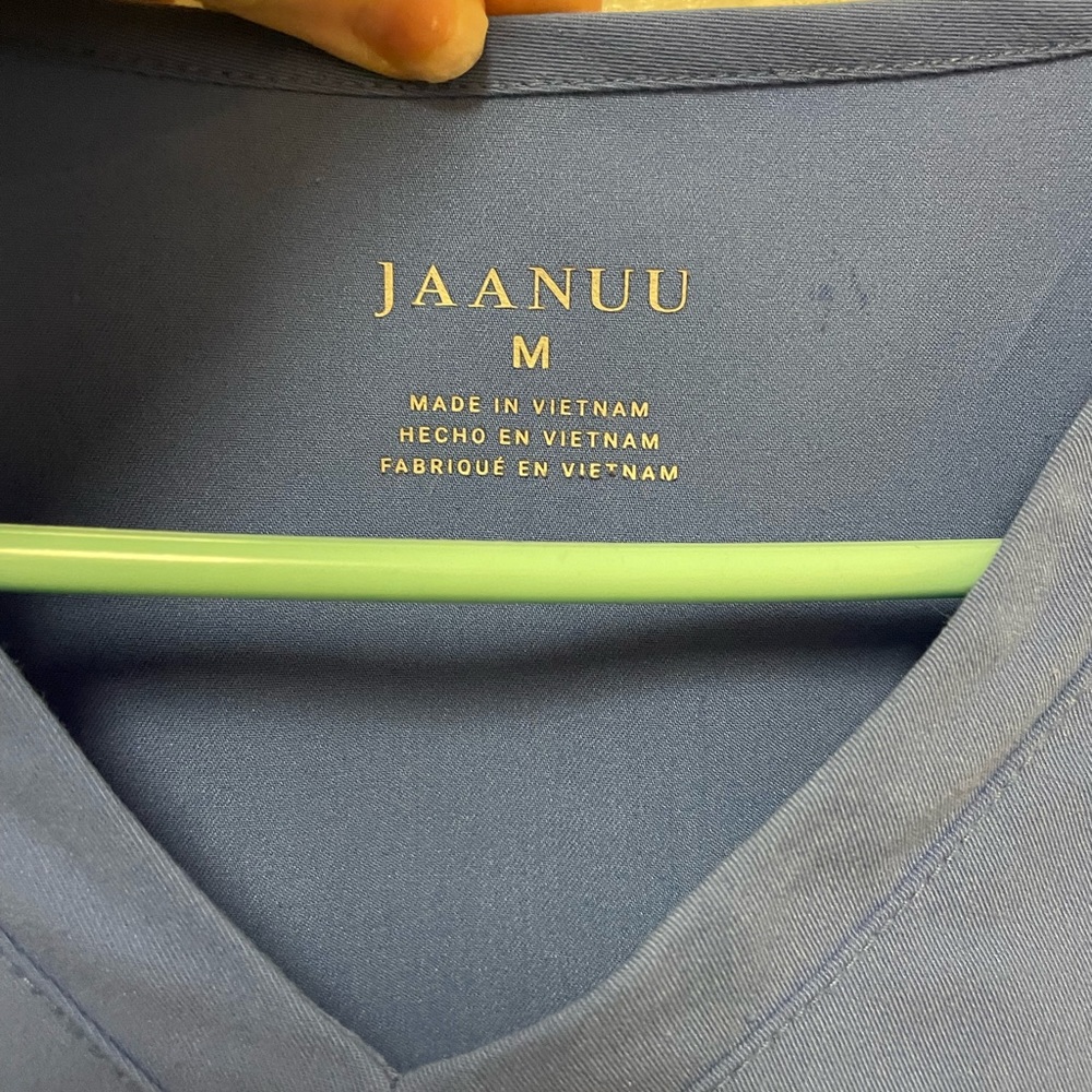 Jaanuu Women’s 3-pocket V-neck top